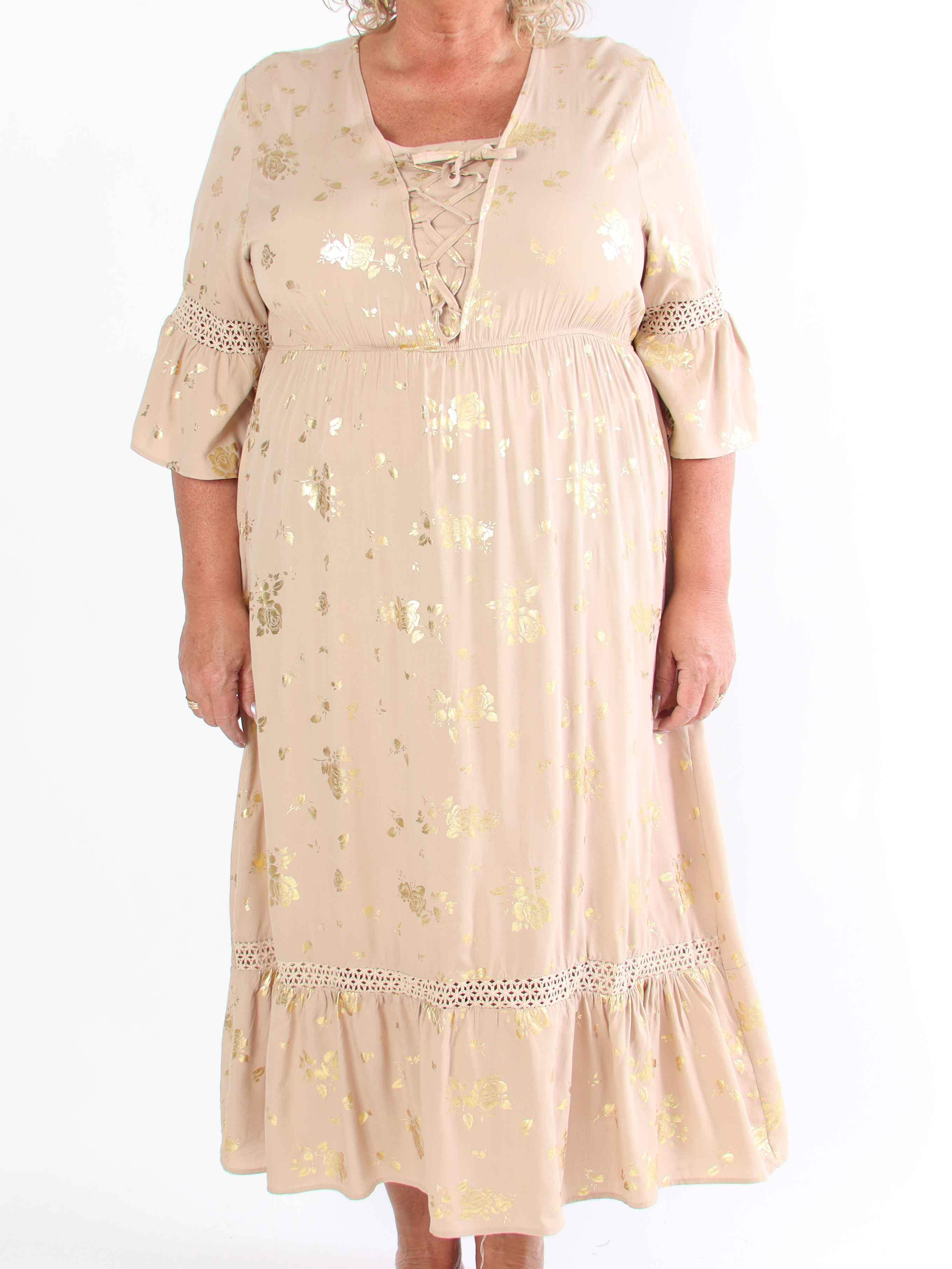 Pernilla - Kjole med guld blomster og broderinger